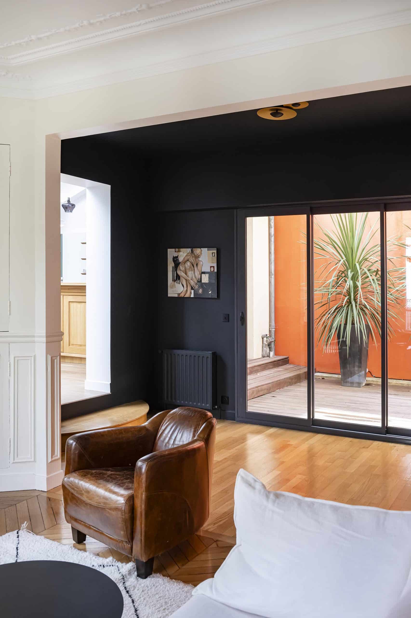 salon decoration architecte interieur mur noir baie vitree
