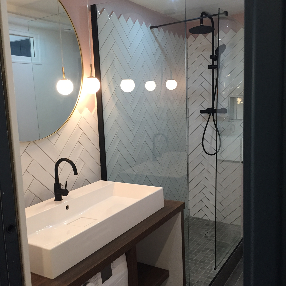 Art_Deco_renovation_salledebain_douche_bienlocatif_ByNathlaieBertaux