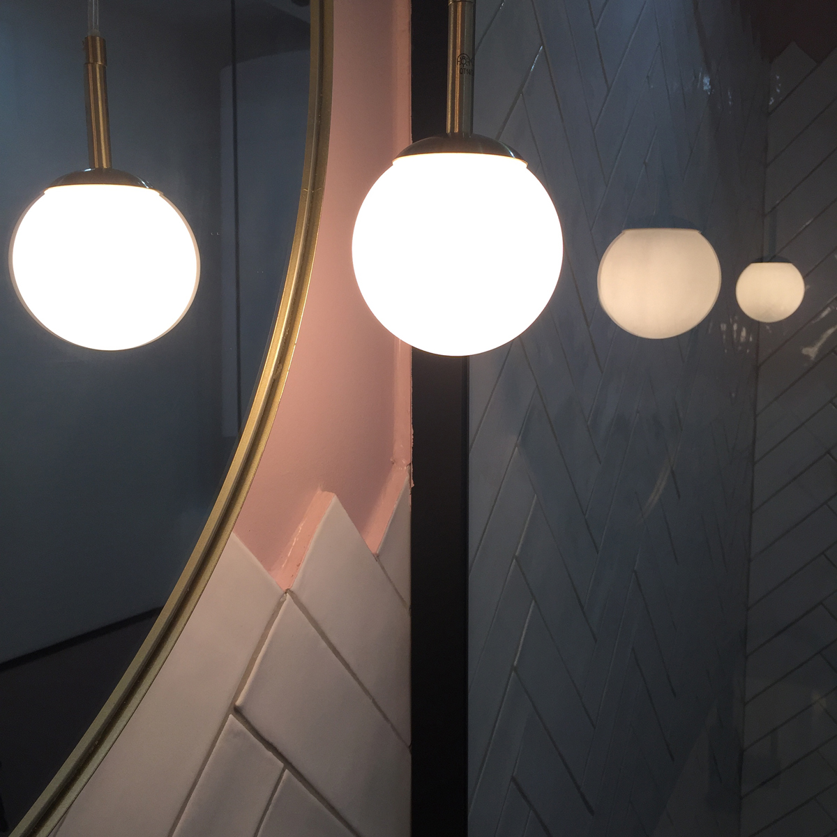 Art_Deco_renovation_salledebain_luminaire_bienlocatif_ByNathalieBertaux