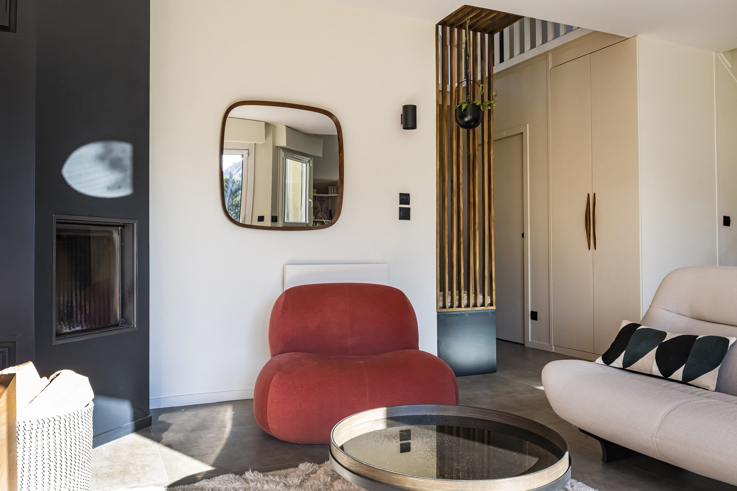 ByNathalieBertaux_Aucoindufeu_decoration-salon-fauteuil-cheminee-miroir