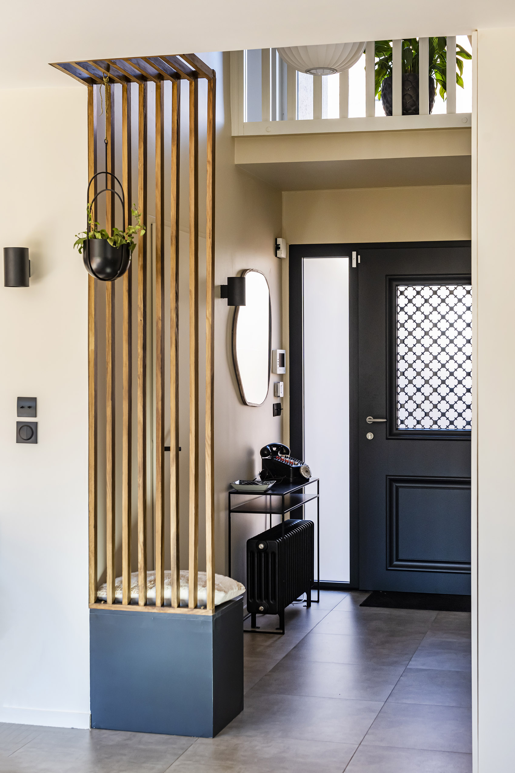 ByNathalieBertaux_Aucoindufeu_entree-claustra-porte-decoration-decoratrice