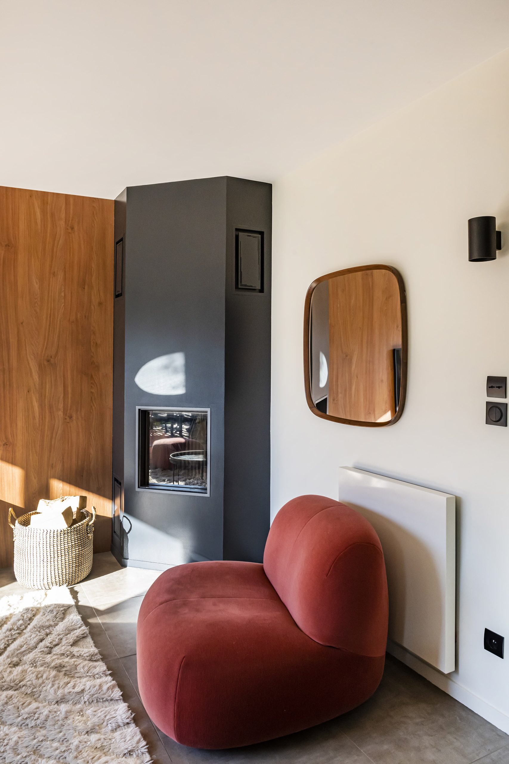 ByNathalieBertaux_Aucoindufeu_salon-cheminee-decoration-fauteuil-miroir