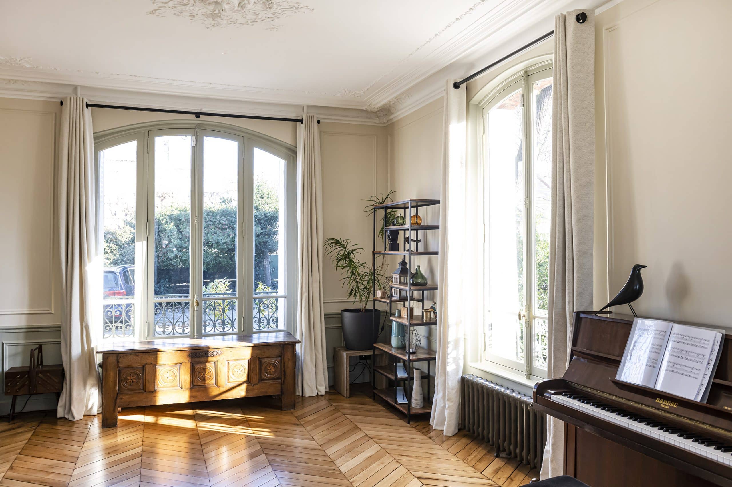 salon-point-de-hongrie-moulure-architecte-interieur-rideaux